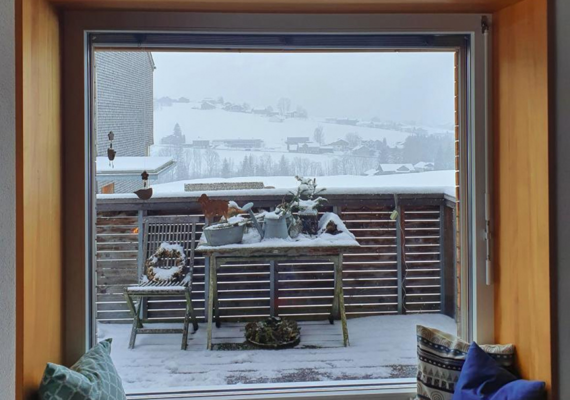 Der Blick durch das große Sitzfenster im Erdgeschoß