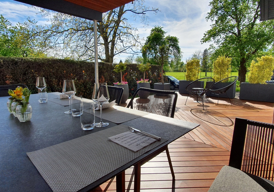 Sitzplatz mit Blick in den Garten