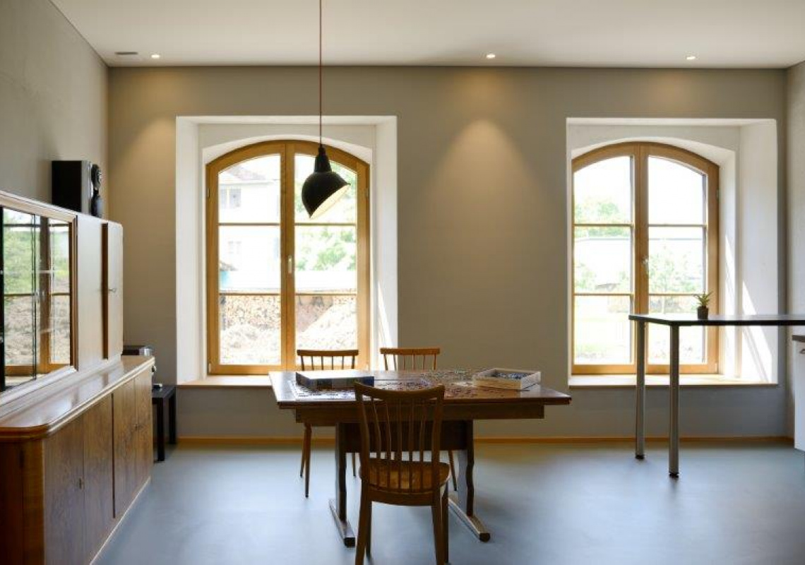 Einliegerwohnung mit Rundbogenfenstern mit Sitzgelgenheit