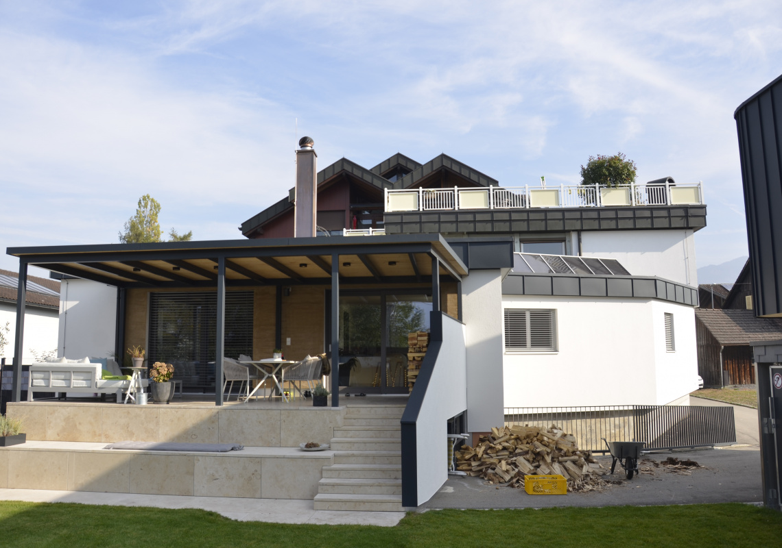 Die Terrasse mit großzügigem Abgang in den Garten, der von allen genutzt wird