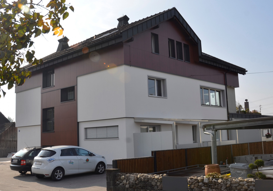 Straßenseite mit Carport