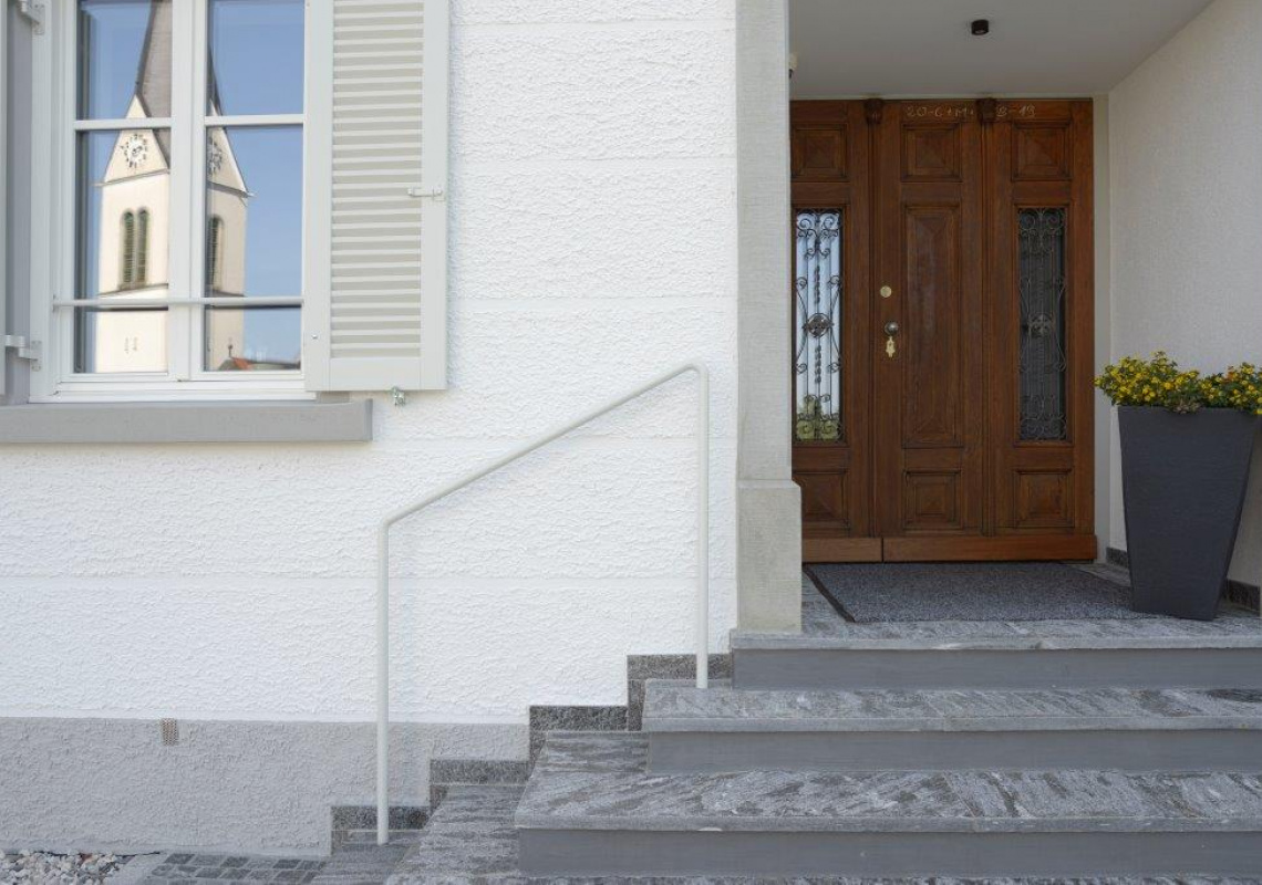 Nur das geschickt angebrachte Geländer am Eingangsbereich verrät neuere Vorschriften in Bezug auf Treppenaufgänge.