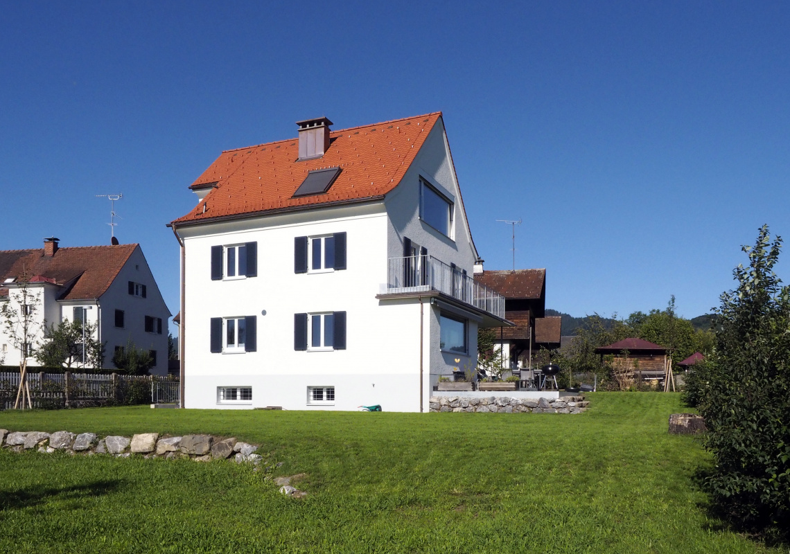 Die Hausansicht mit großzügigem Garten.