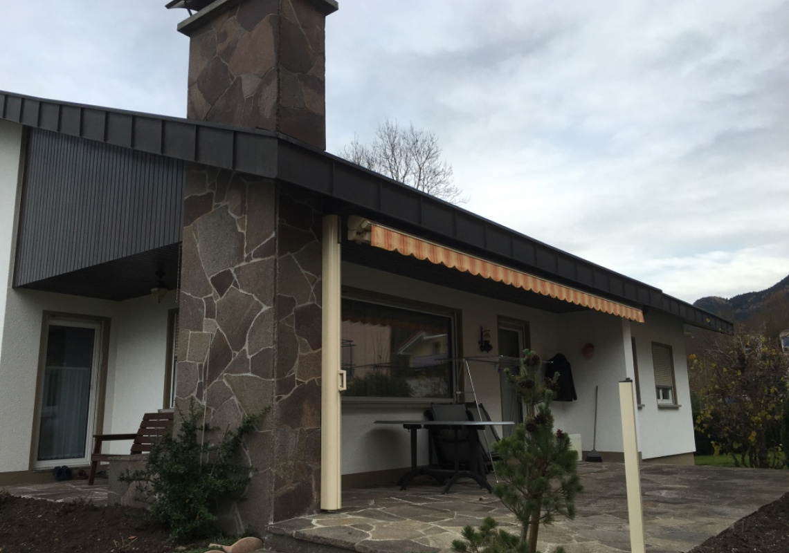 Die bestehende Terrasse mit grossem Kamin als Blickfang