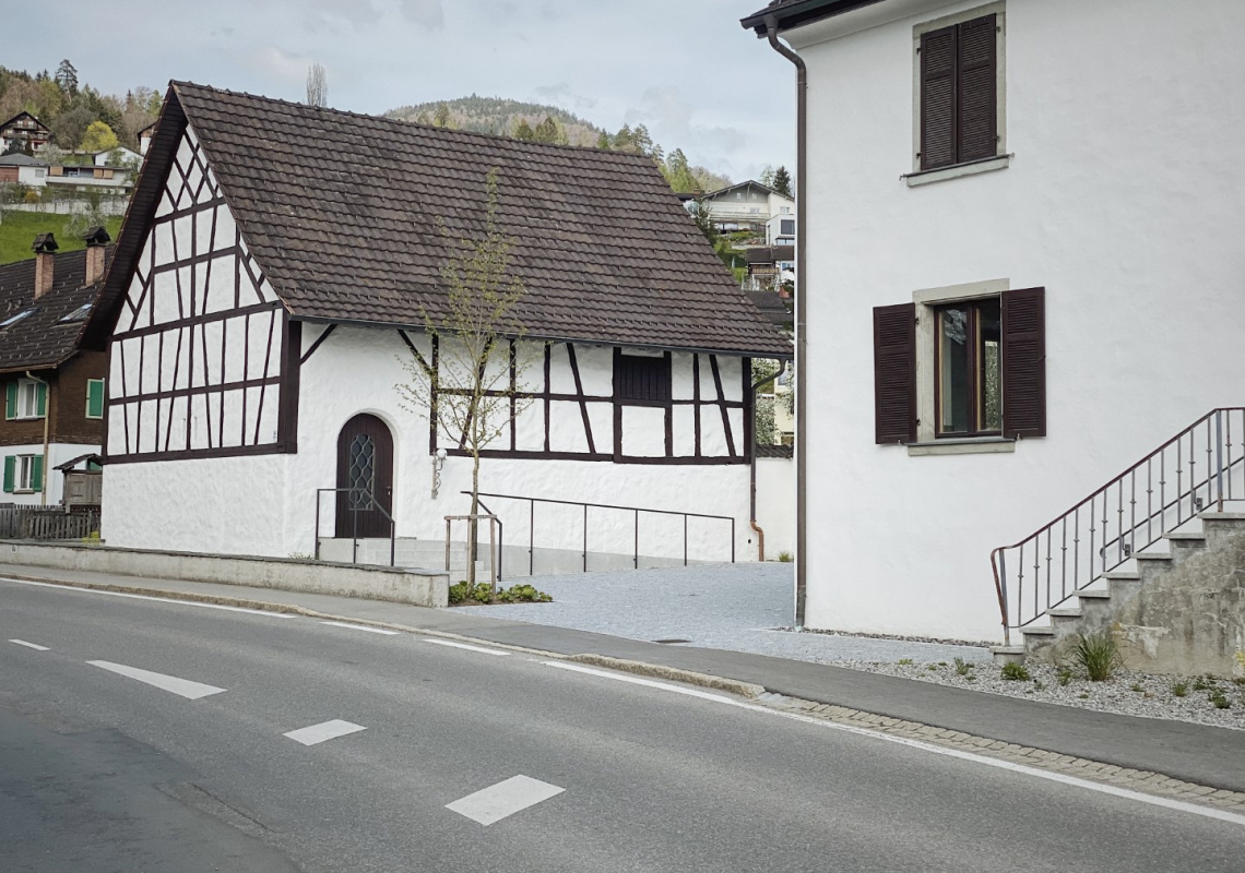 Pfarrheim (li) und Pfarrhaus (re) von der Straße aus