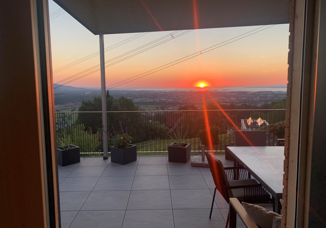 Sonnenuntergang auf der Terrasse