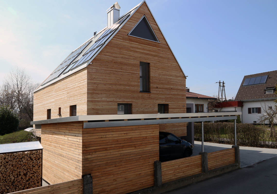 Ost-Ansicht mit Blick auf den Carport