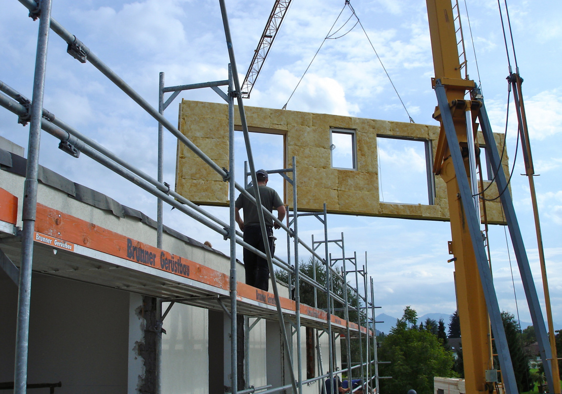 Stahl-Holz-Element mit vorgefertigten Fensteröffnungen wird angeliefert