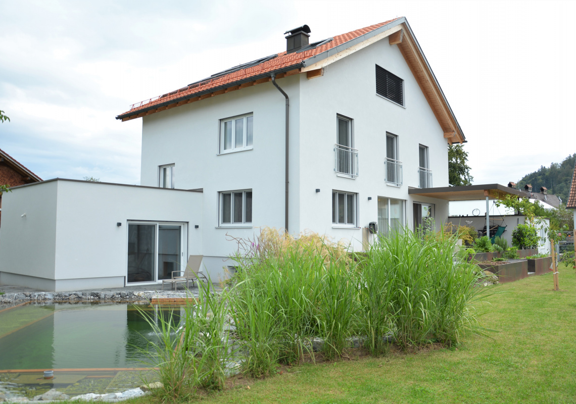 saniertes Haus mit Naturteich