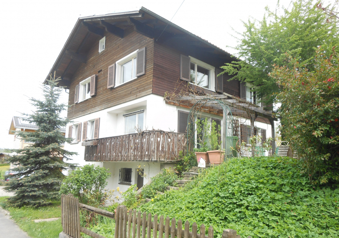 Das in die Jahre gekommen Haus mit dem alten Balkon