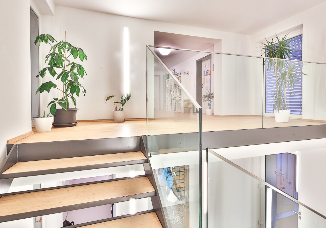 Treppenaufgang in leichter Holz-Metall-Glasbauweise