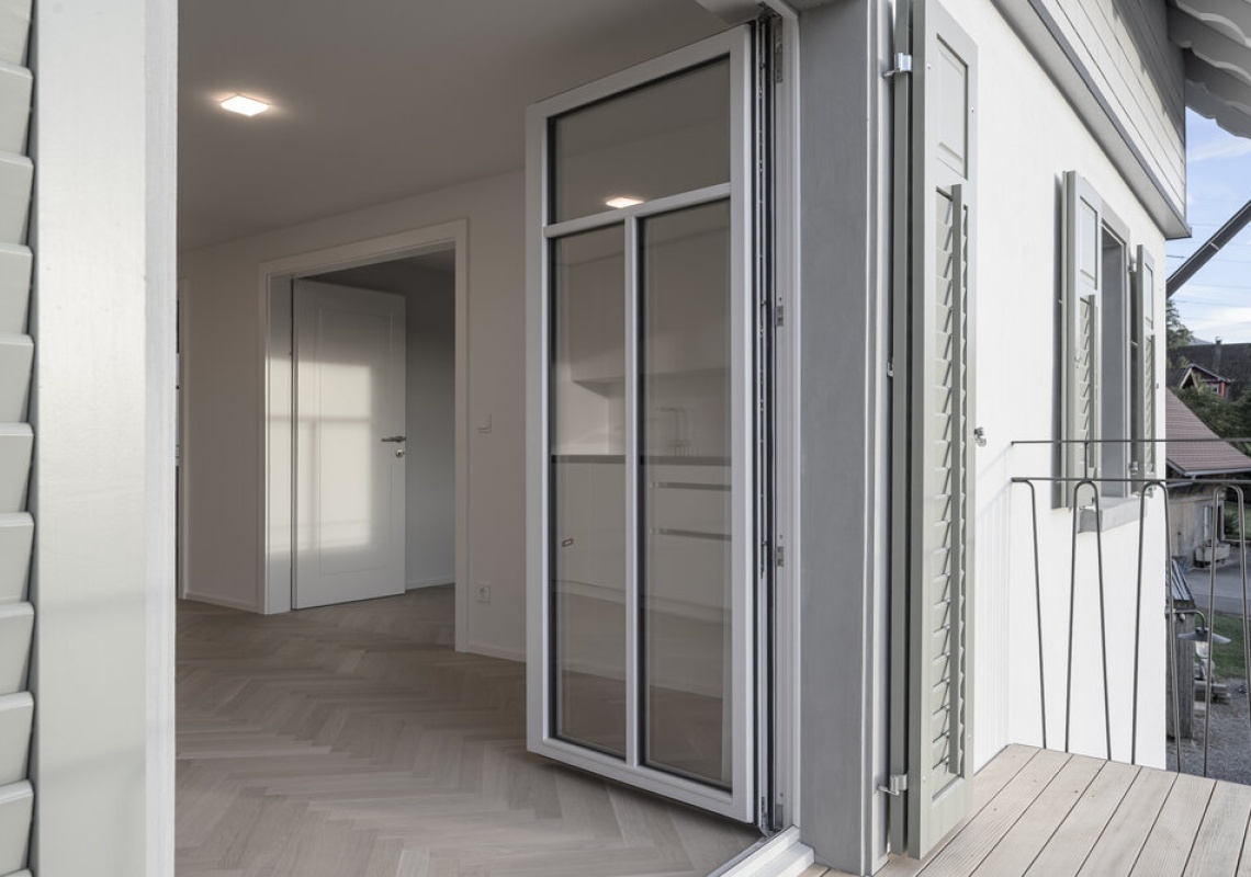 Blick vom kleinen Balkon im Obergeschoß in die Wohnung