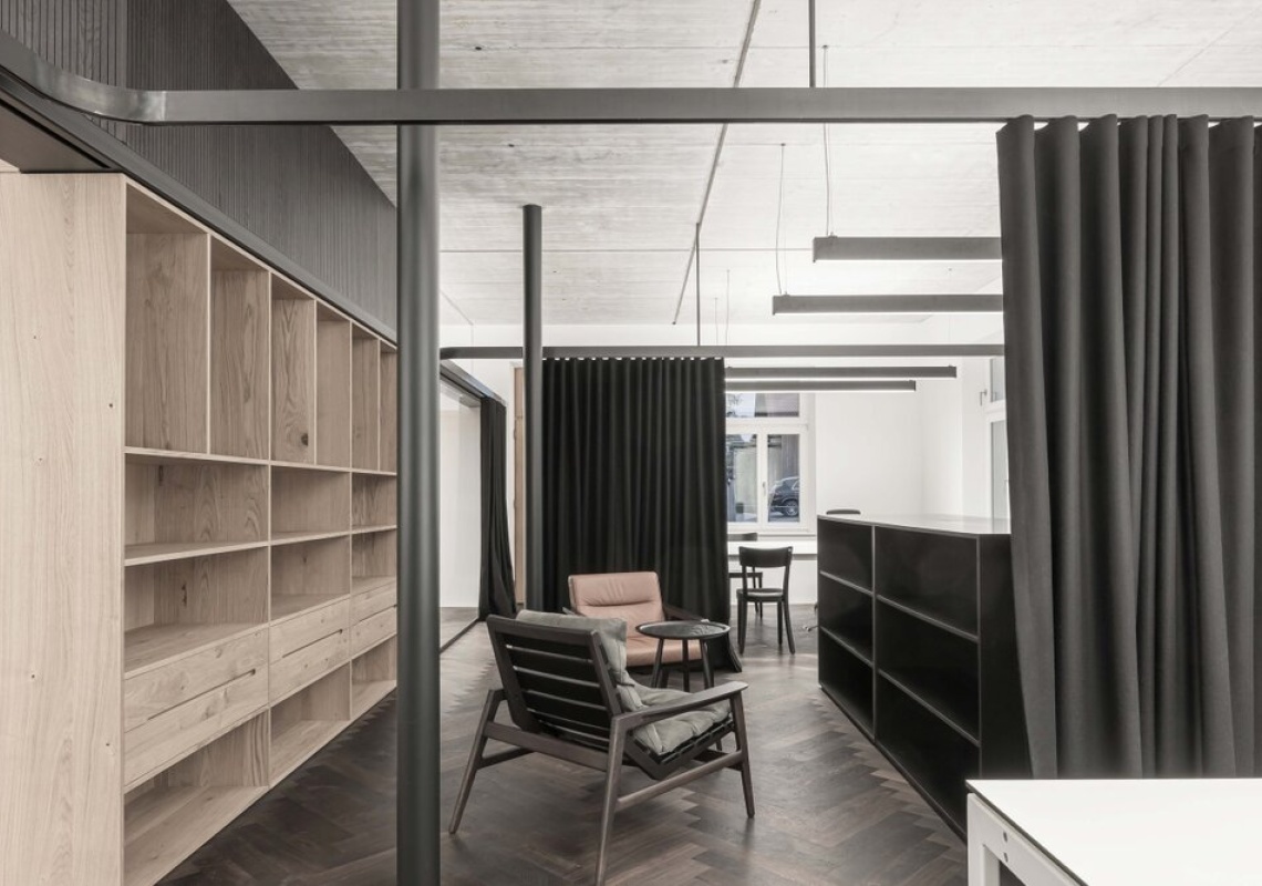 Die alte Werkstatt im Erdgeschoß dient nun als Architekturbüro