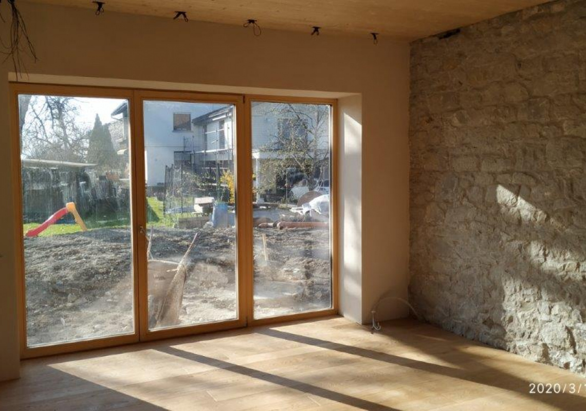 das Wohnzimmer mit neuer Fensterfront und Parkettboden