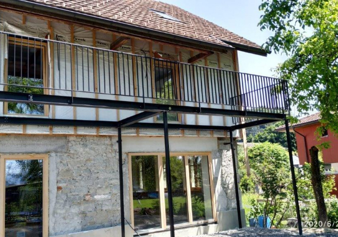 der neue Balkon wird angebracht