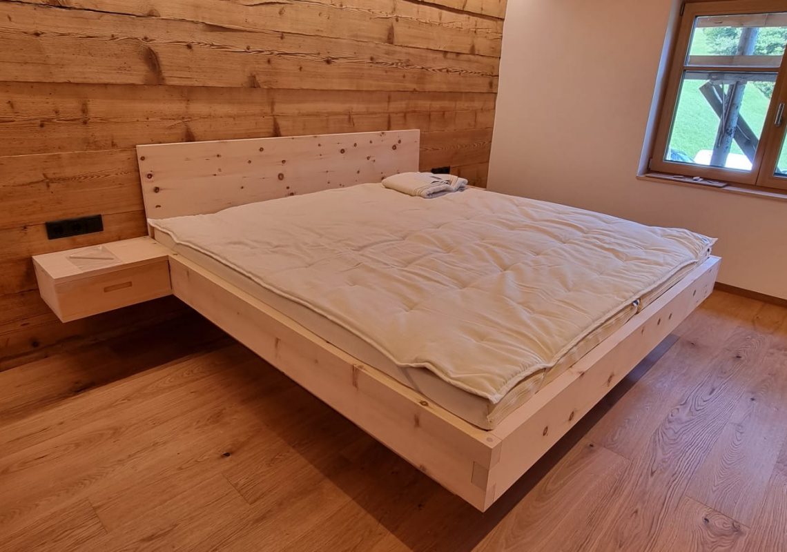 Das neue naturbelassene Schlafzimmer mit Bett aus dem Bregenzerwald