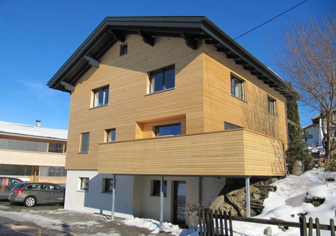 Das Haus nach der Sanierung mit dem vergrößertem Balkon