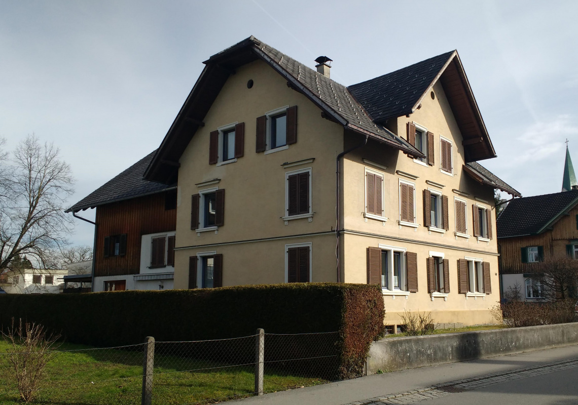 Gebäude straßenseitig