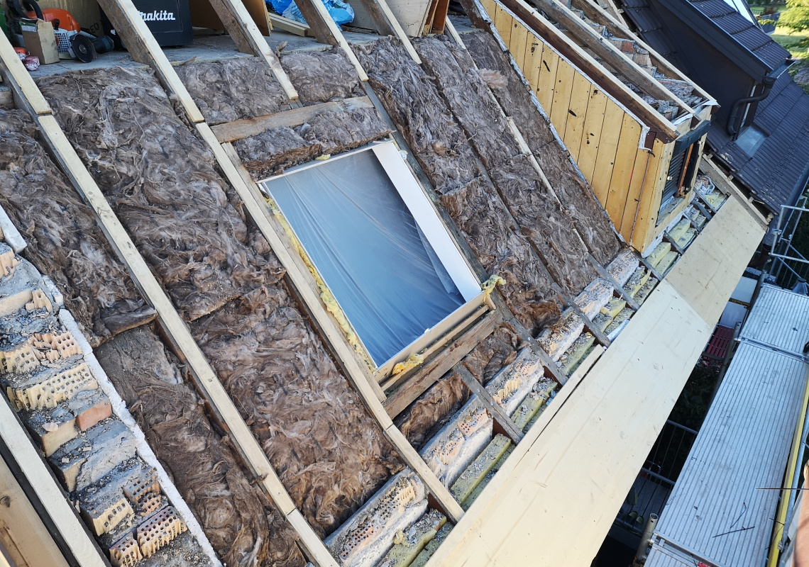 Die neue umfangreiche Dachdämmung mit Holzwolle-Dämmplatten