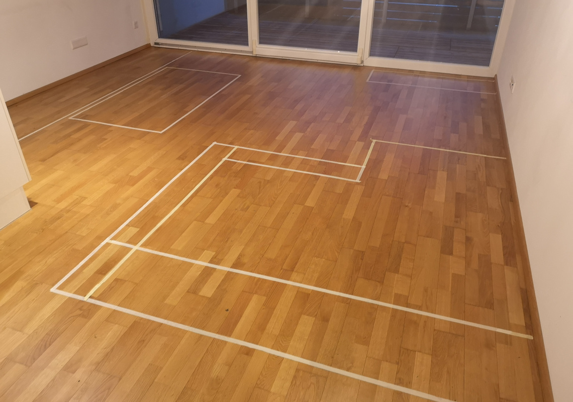 Wohnraum mit aufgeklebten Umrissen der Einteilung