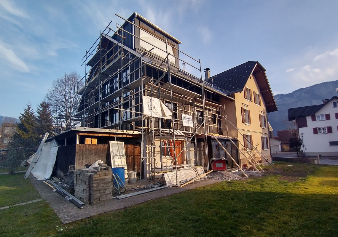 Dämmung und Holzfassade werden aufgebracht