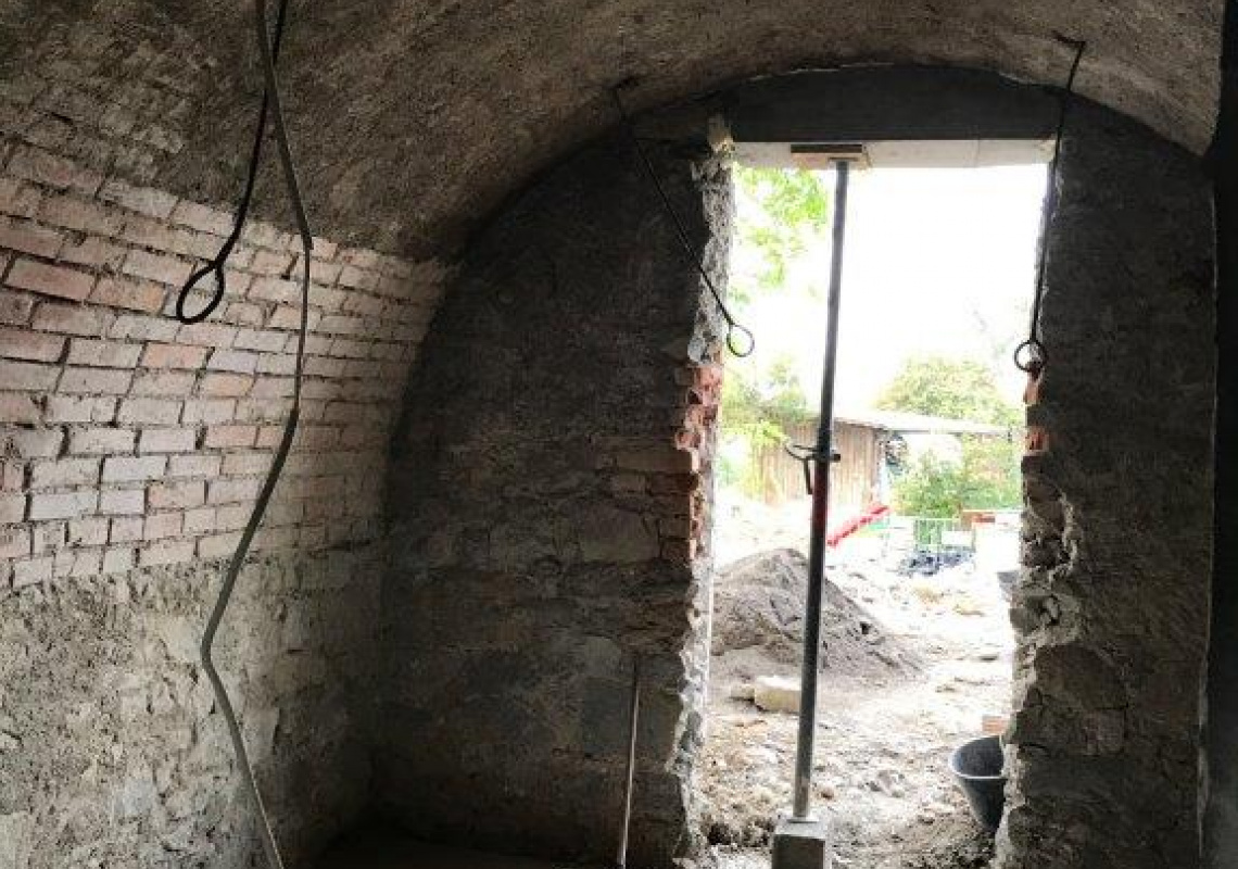 das Ziegelmauerwerk im Gewölbe wird saniert