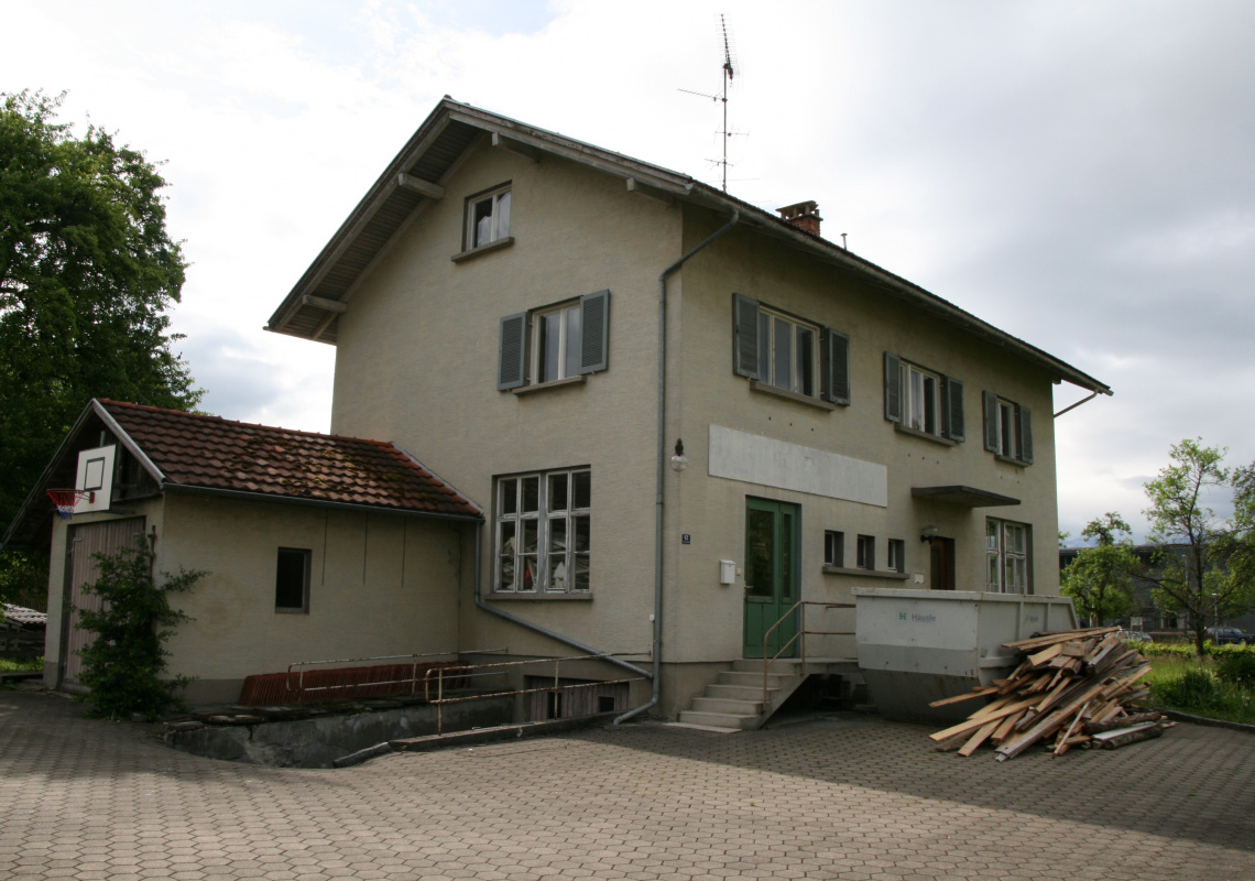 Wohn- und ehemaliges Geschäftsgebäude vor dem Umbau