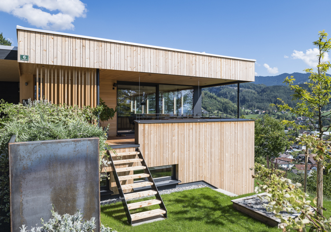 Gartenzugang auf die großzügige Terrasse