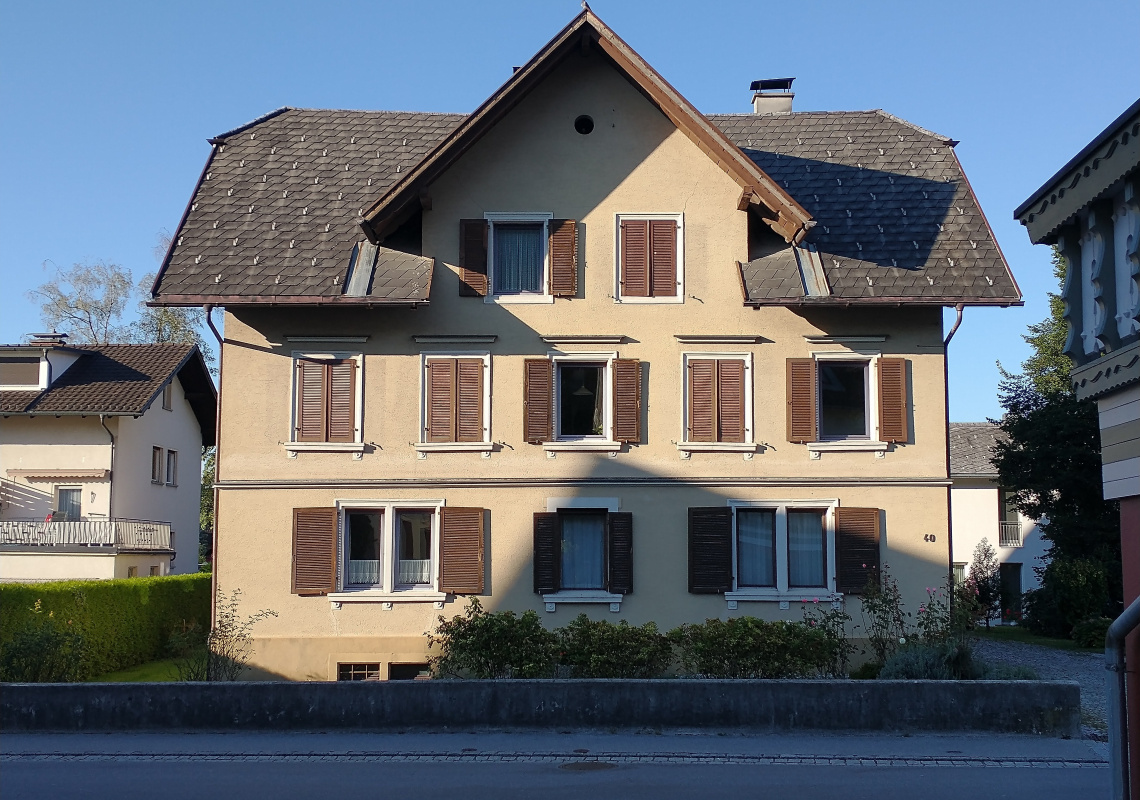 Ortstypisches Haus straßenseitig