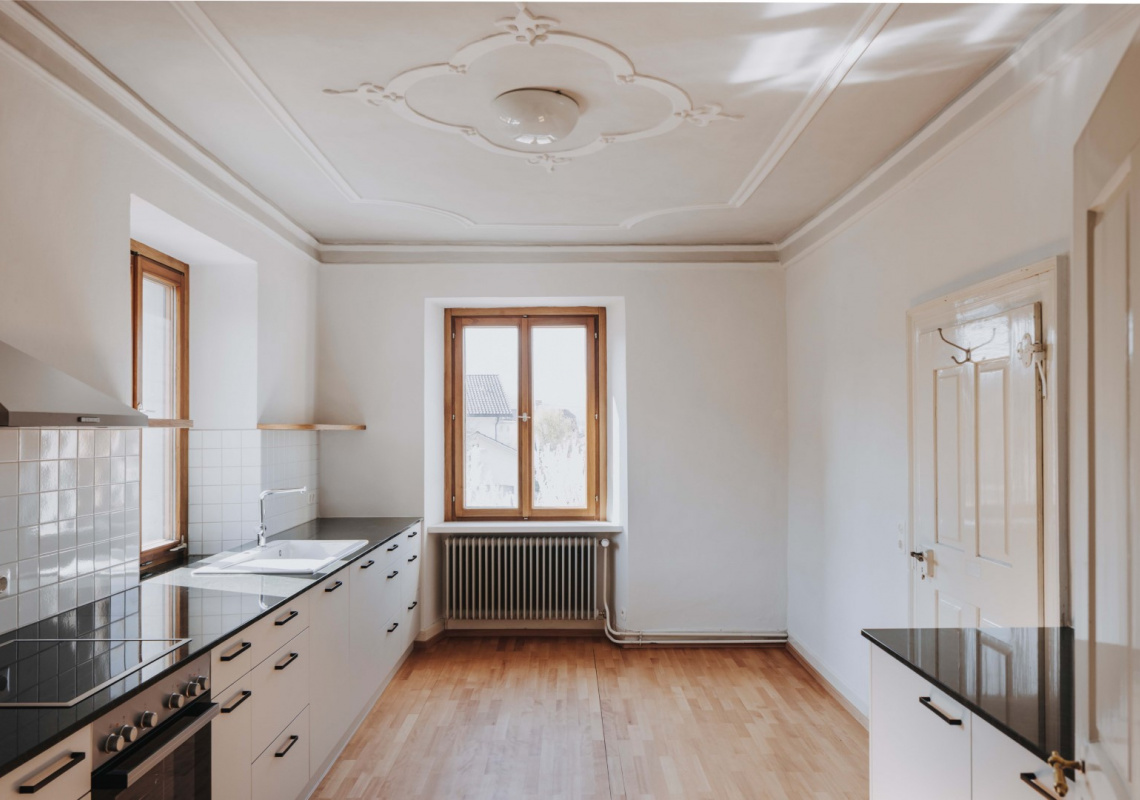 geräumiges und modernes Badezimmer