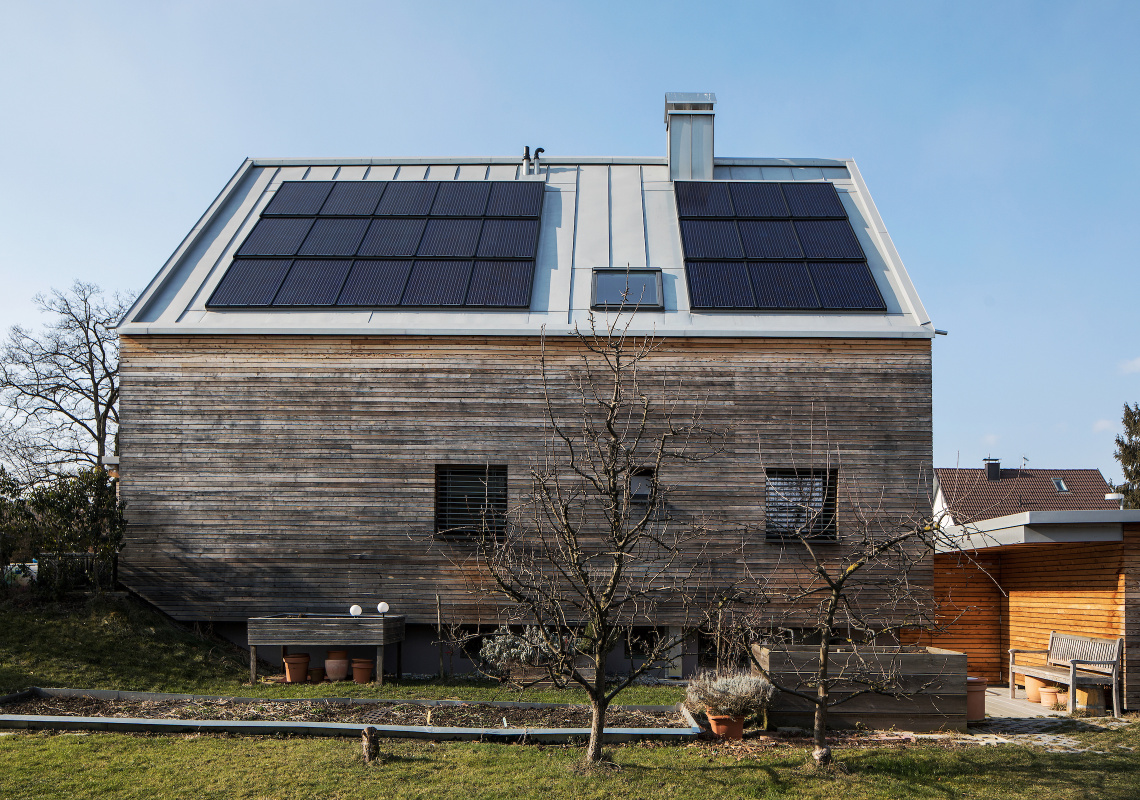 Ost-Ansicht mit PV-Anlage auf dem Dach