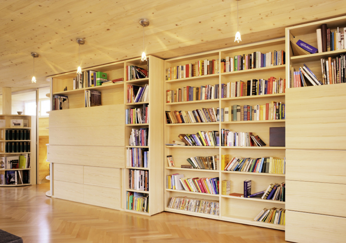 Dachgeschoss Wohnraum mit verschiebbarer Bücherwand