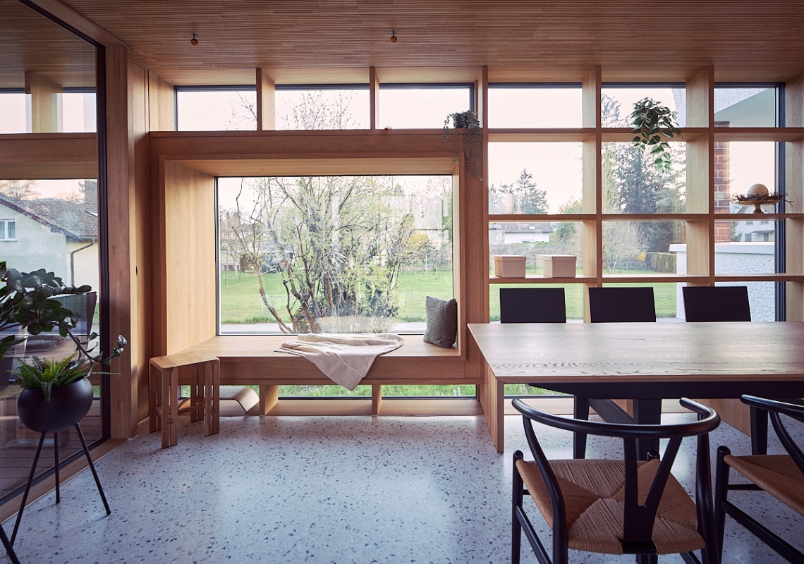 © Darko Todorovic Essbereich im modernen Anbau mit Sitzfenster