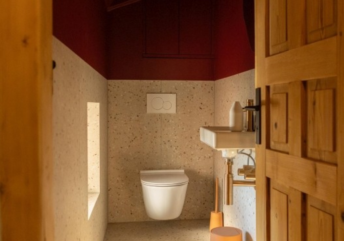 WC mit neuen Fliesen und Farben und Fußbodenheizung