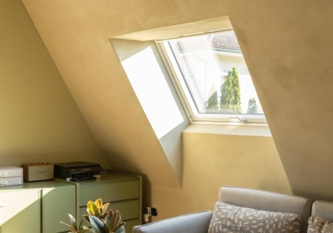 Arbeitszimmer mit neuem Fenster und erneuertem Boden im 1. Stock