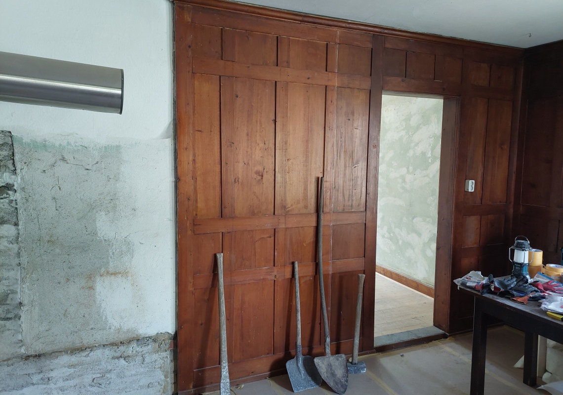 Wandverkleidung aus Holz im Altbestand