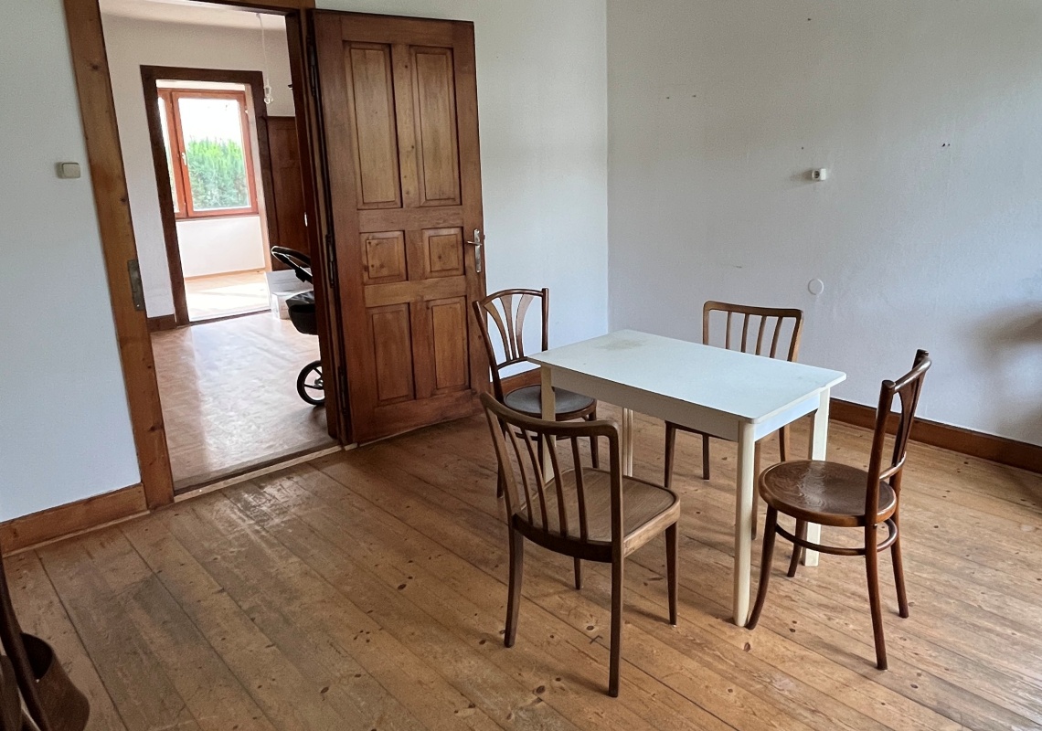 Alte Möbel und Türen wurden restauriert