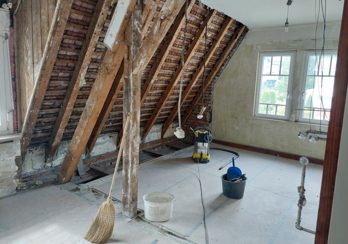 Schlafzimmer nach Wandabbruch im 1. Stock