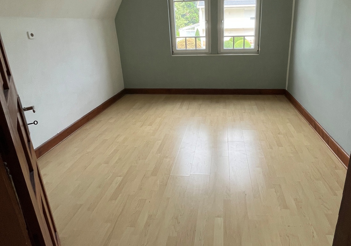Blick in den neuen Wohnraum mit Parkett