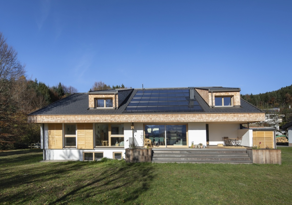 Blick gartenseitig nach der Sanierung mit Photovoltaik am Dach