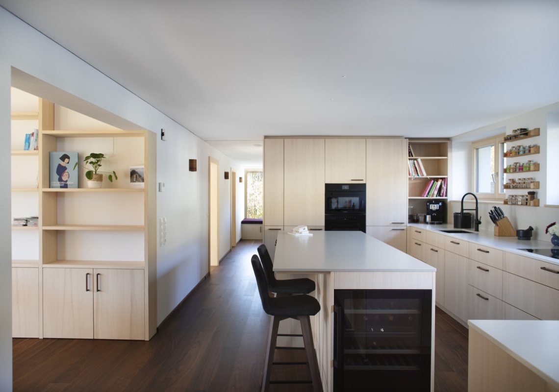 moderne Wohnküche aus Holz
