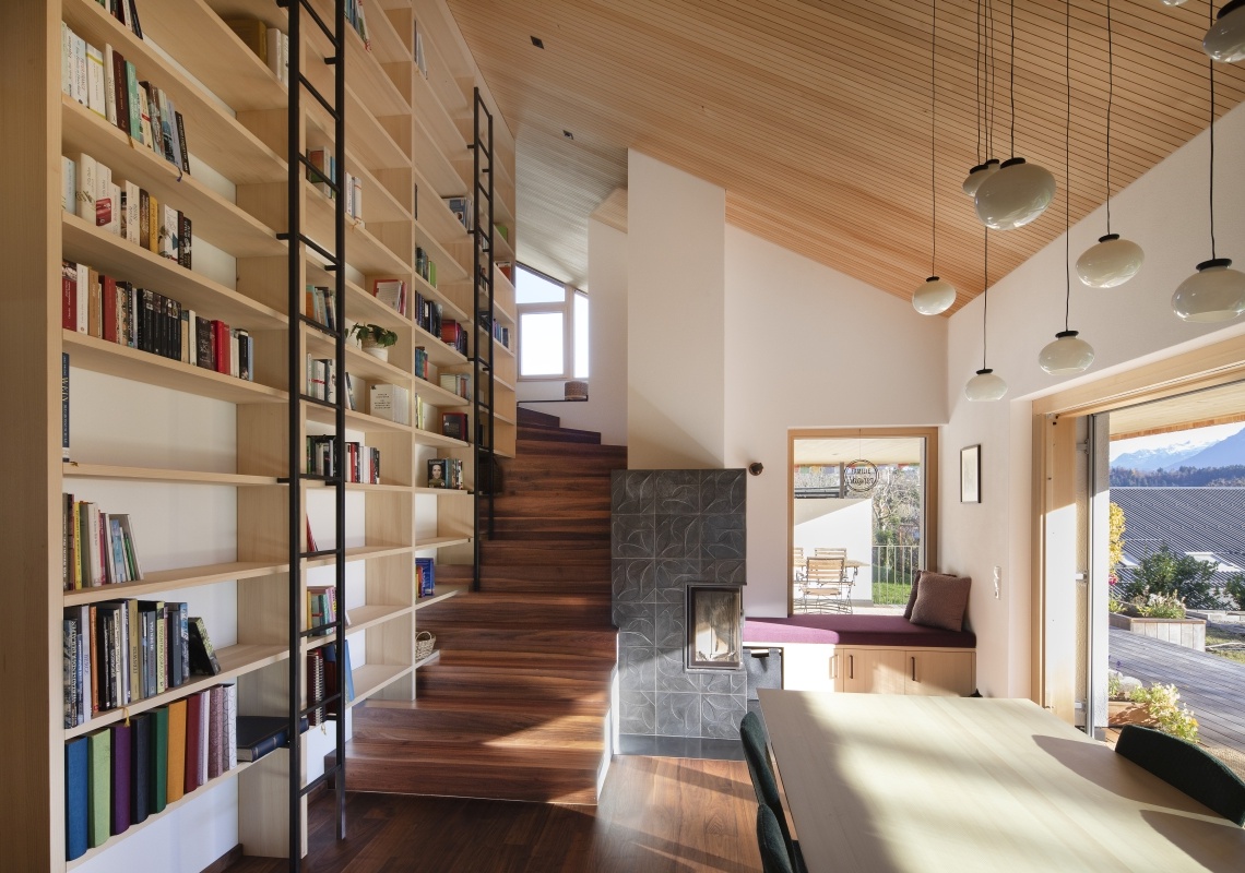 Bibliothek beim Treppenaufgang