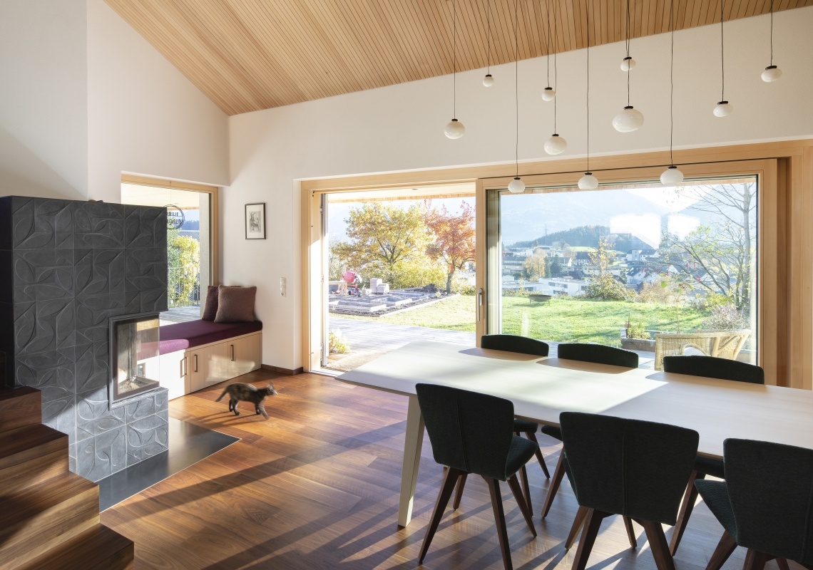 Blick ins helle Wohnzimmer mit Kaminofen und Sitzfenster