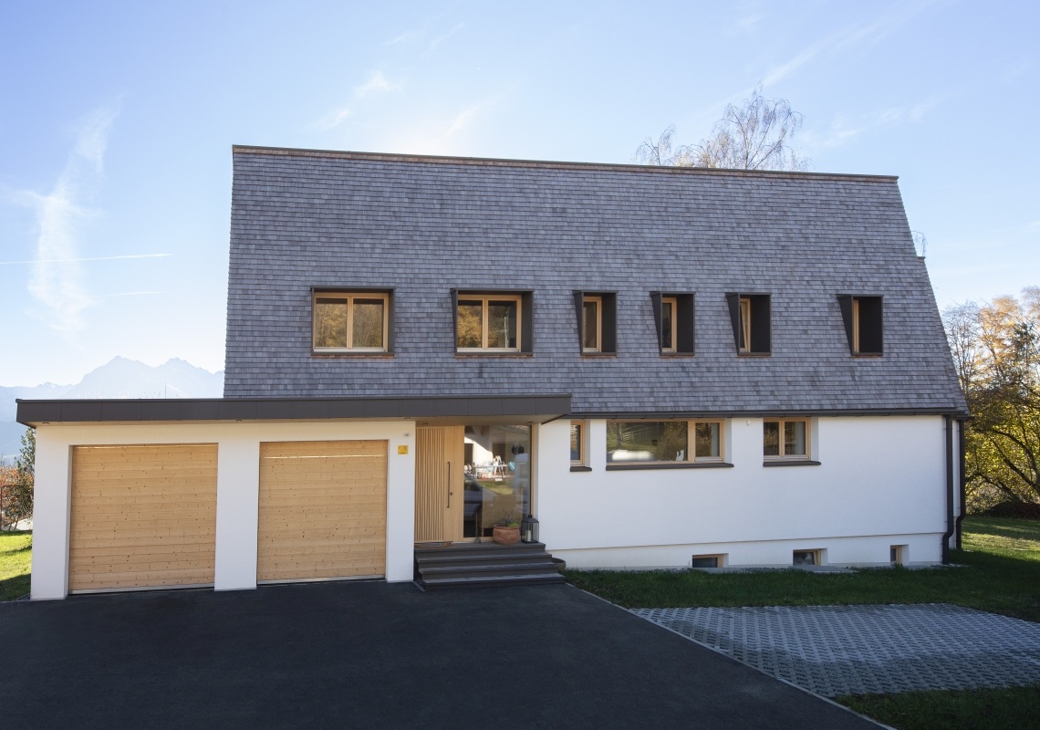 Eingangsbereich mit neuer Garage nach der Sanierung