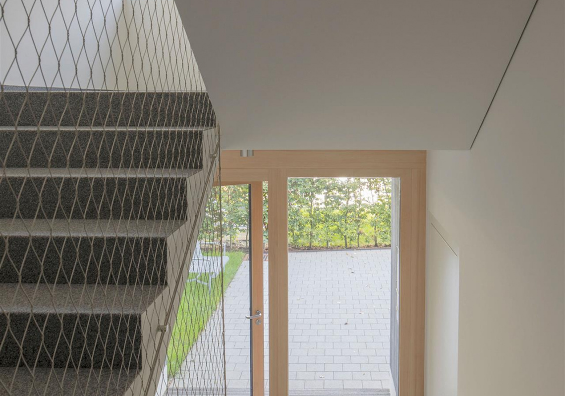 Stiegenaufgang mit Holz-Glas-Eingangstüre 
