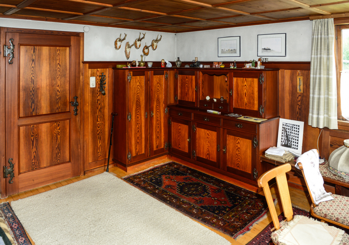 Wohnzimmer mit alten Holzmöbeln