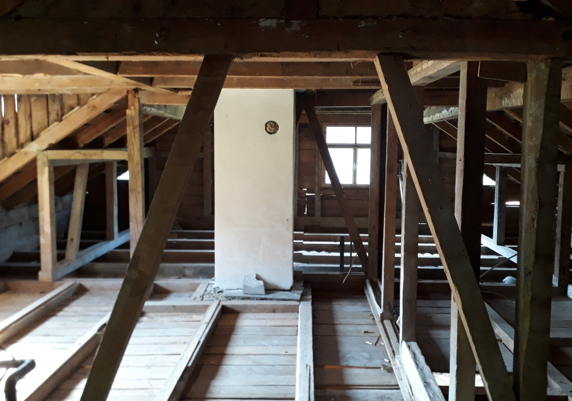 Der Dachboden vor dem Ausbau und nach dem Ausräumen