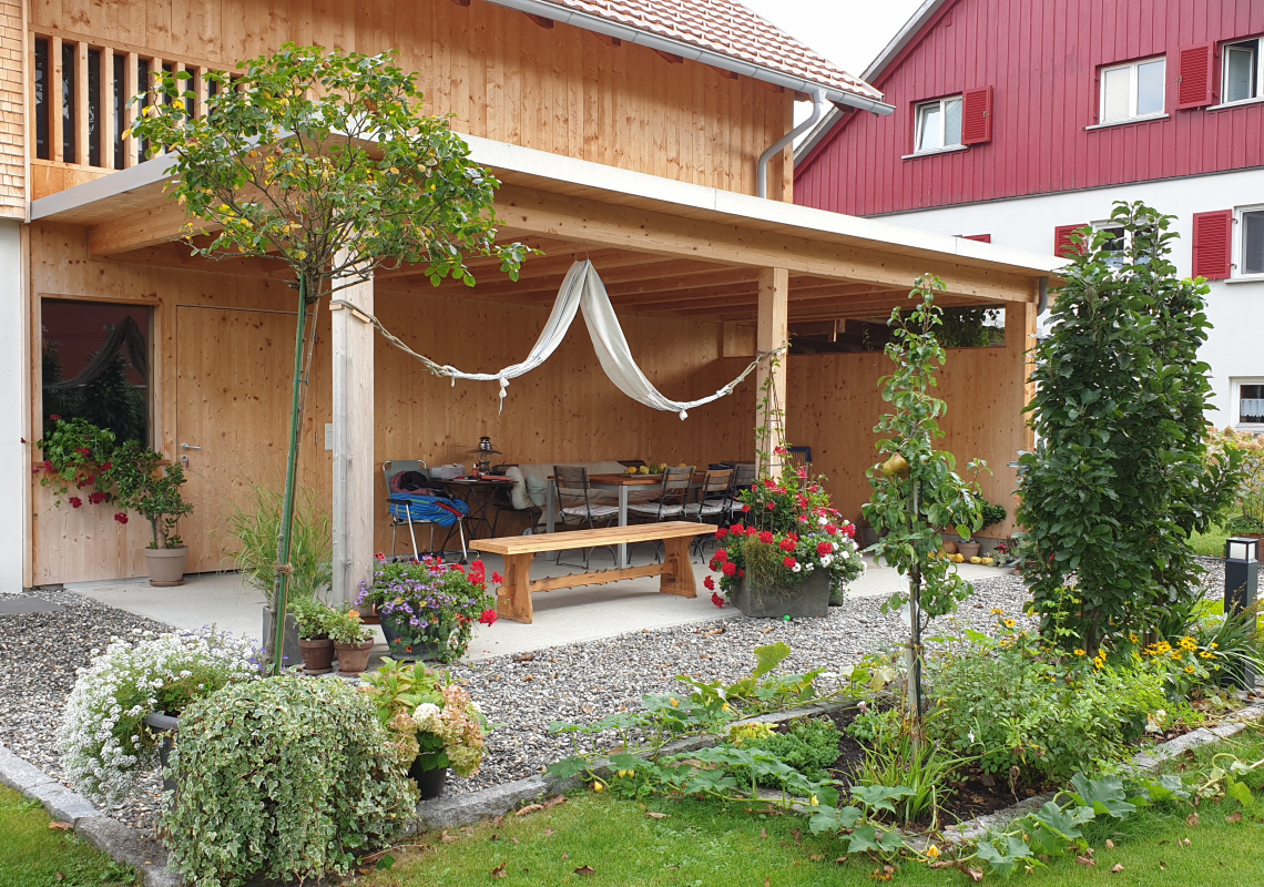 Neu gestalteter Gartensitzplatz beim ehemaligen Stall