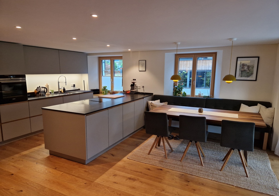 © privat moderne Küche mit Essbereich