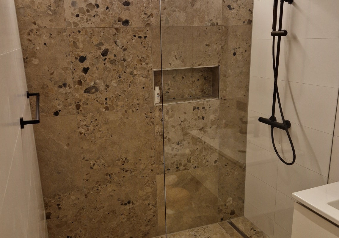 © privat große moderne Dusche